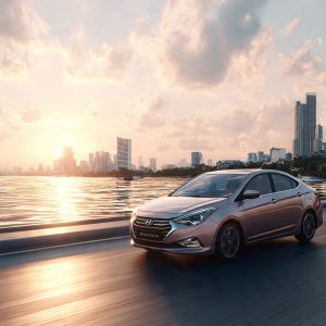 Арендованный автомобиль на сутки едет по набережной Паттайи
